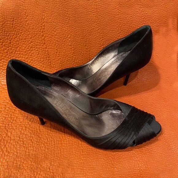 VINTAGE BLACK SATIN SALVATORE FERRAEGAMO PEEP TOE KITTEN HEEL PUMPS EUC - Picture 1 of 16